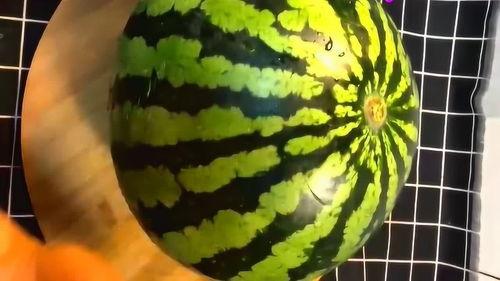 蜜瓜西瓜切开吃,蜜瓜西瓜切开来，尽享清凉美味时光